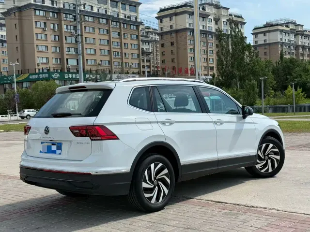 Volkswagen Tiguan L — Фото автомобиля 9
