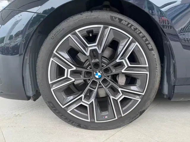 BMW 5 Series — Фото автомобиля 12