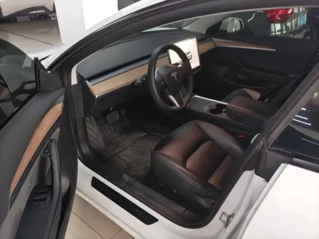 Tesla Model 3 — Фото автомобиля 15