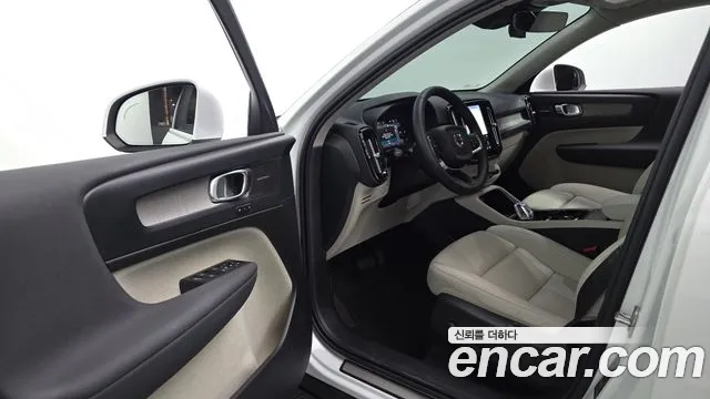 Volvo XC40 — Фото автомобиля 11