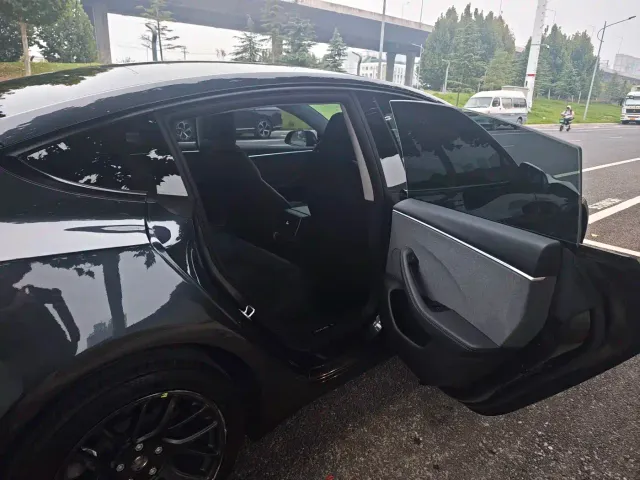 Tesla Model 3 — Фото автомобиля 10
