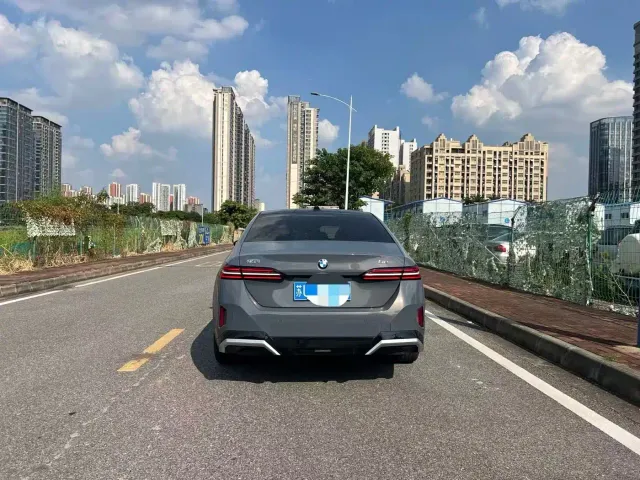 BMW 5 Series — Фото автомобиля 4