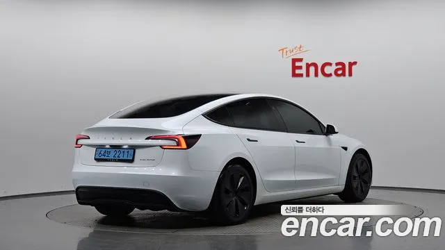 Tesla Model 3 — Фото автомобиля 2