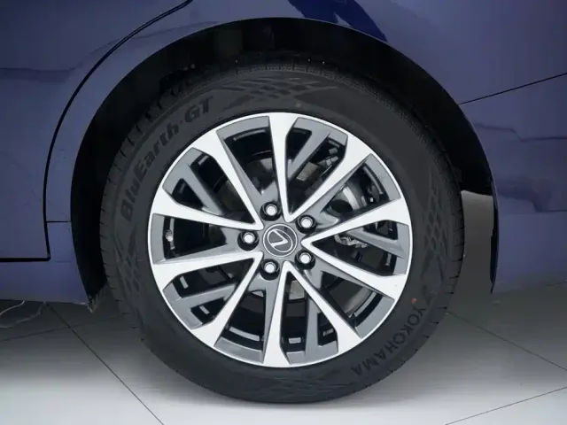 Lexus ES — Фото автомобиля 21