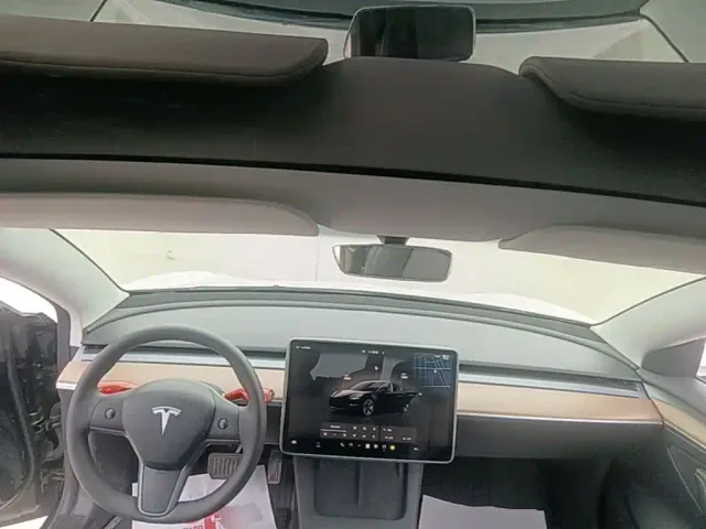 Tesla Model 3 — Фото автомобиля 9