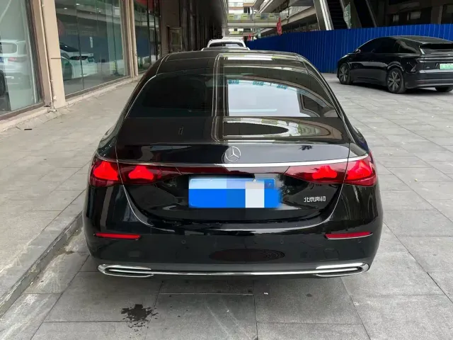 Mercedes-Benz E-Class — Фото автомобиля 3