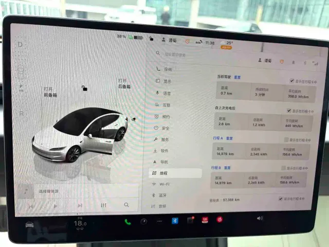 Tesla Model 3 — Фото автомобиля 10