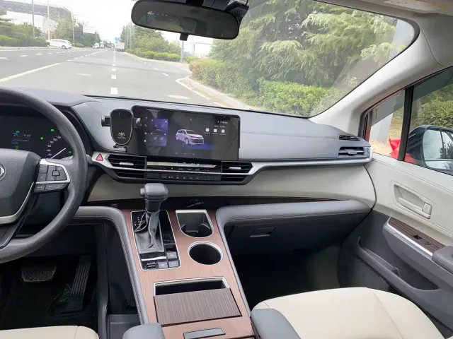 Toyota Sienna — Фото автомобиля 19