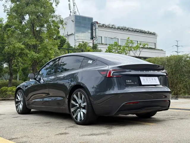 Tesla Model 3 — Фото автомобиля 9