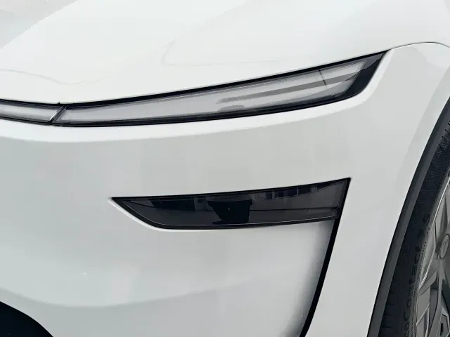 Tesla Model Y L — Фото автомобиля 6