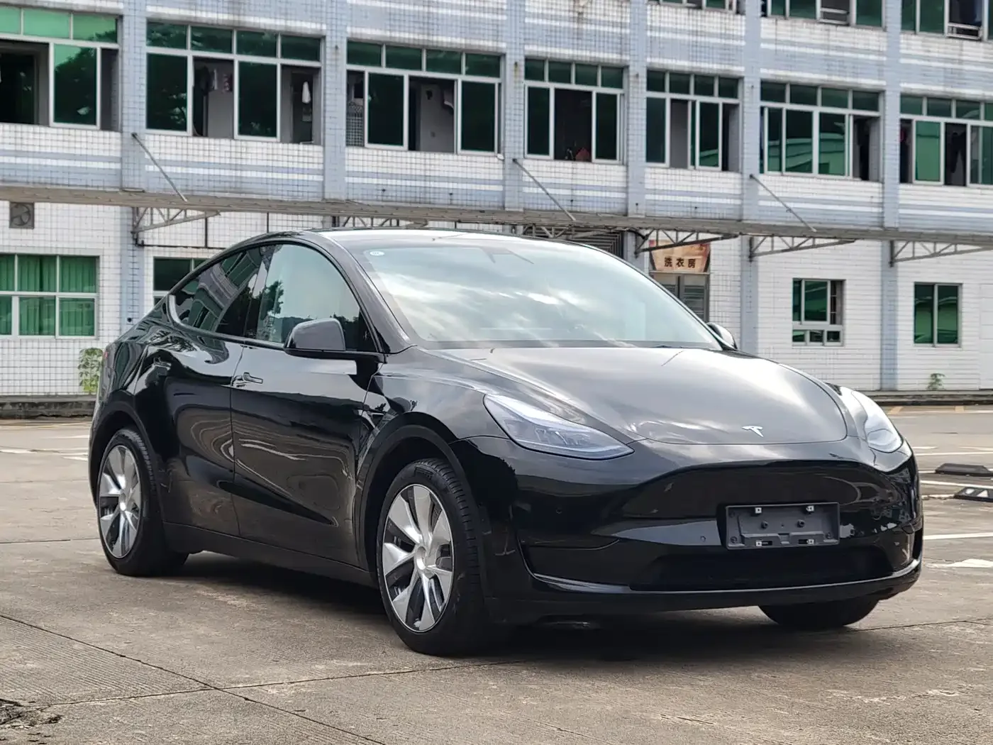 Tesla Model Y 2022 Facelift Rear-Wheel Drive Version — Фото автомобиля 3