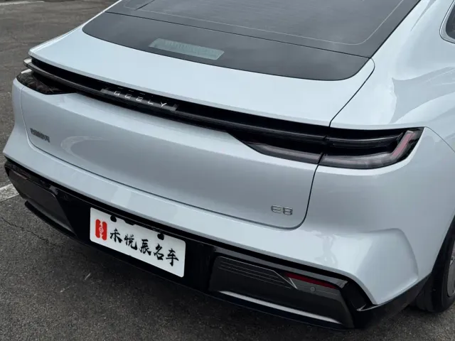 Geely Galaxy E8 — Фото автомобиля 15