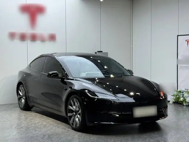 Tesla Model 3 — Фото автомобиля 3