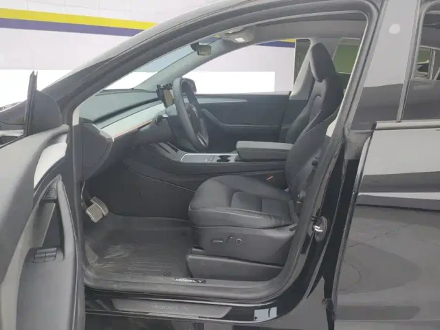 Tesla Model Y — Фото автомобиля 9