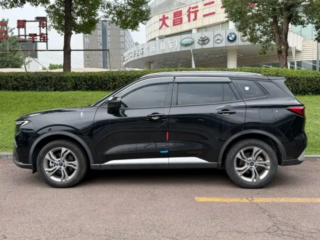 Ford Lingrui — Фото автомобиля 3