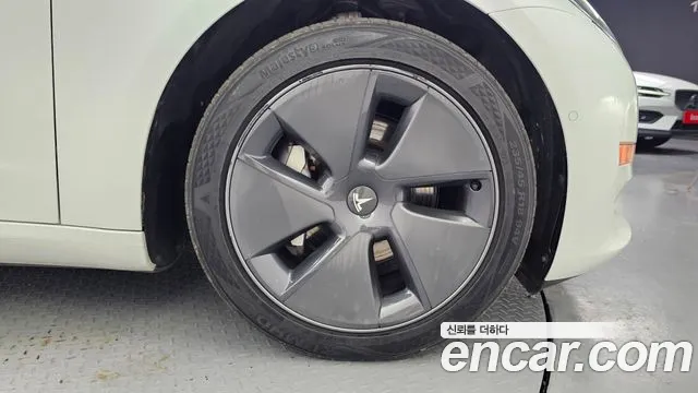 Tesla Model 3 — Фото автомобиля 4