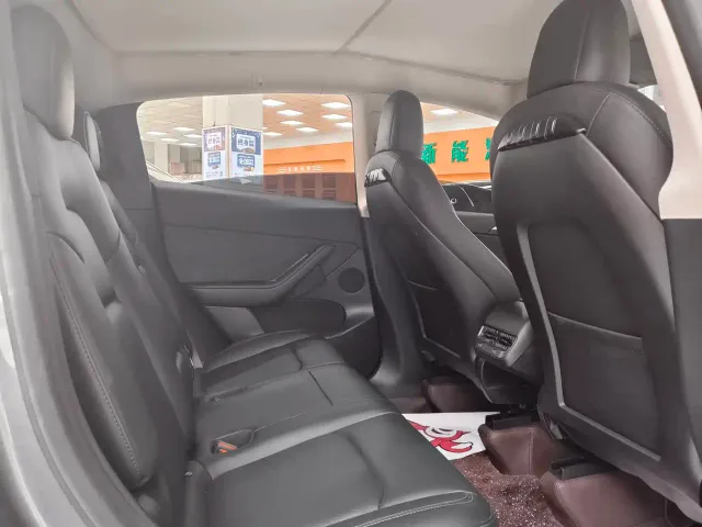 Tesla Model Y — Фото автомобиля 12
