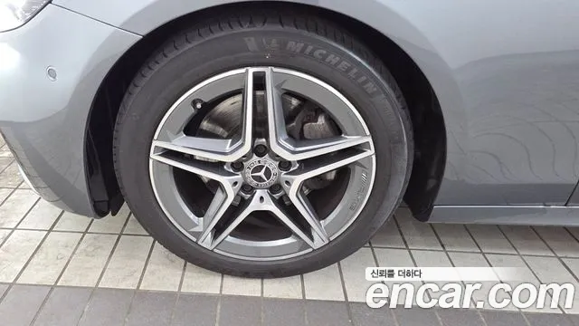 Mercedes-Benz E-Class — Фото автомобиля 5