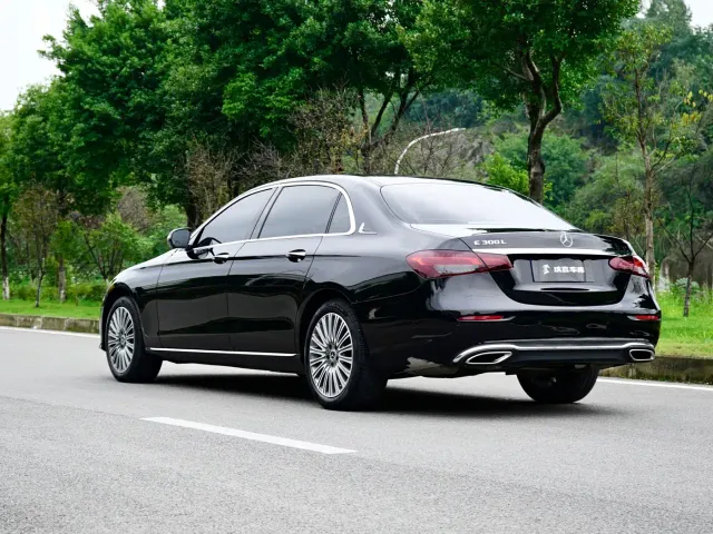 Mercedes-Benz E-Class — Фото автомобиля 3