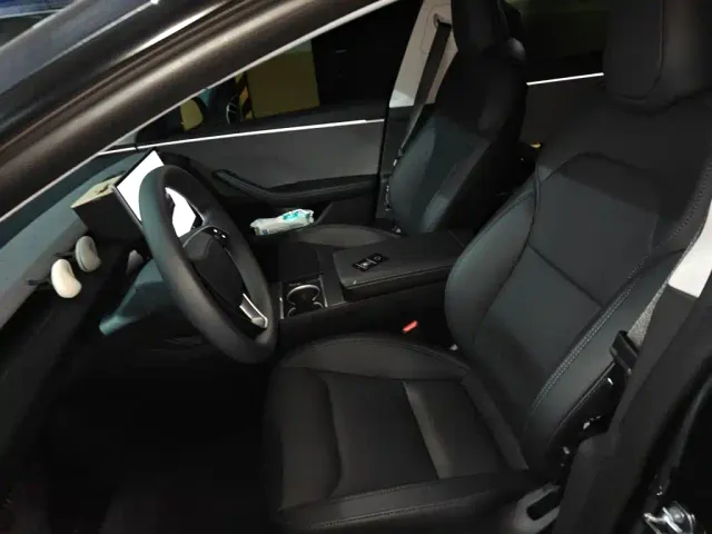 Tesla Model 3 — Фото автомобиля 11