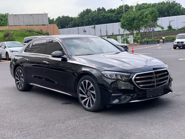 Mercedes-Benz E-Class — Фото автомобиля 3