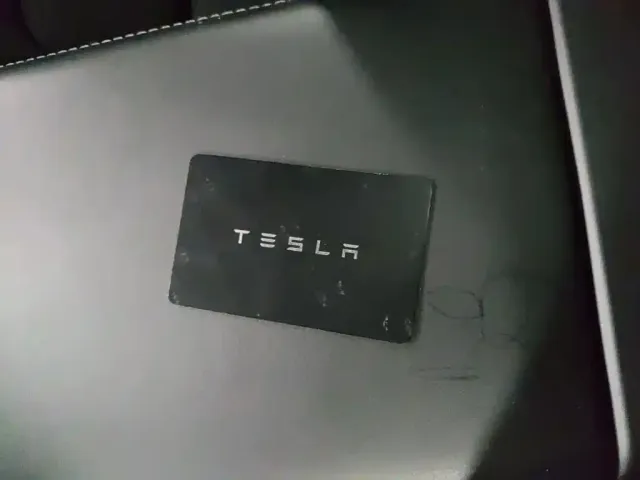 Tesla Model Y — Фото автомобиля 8