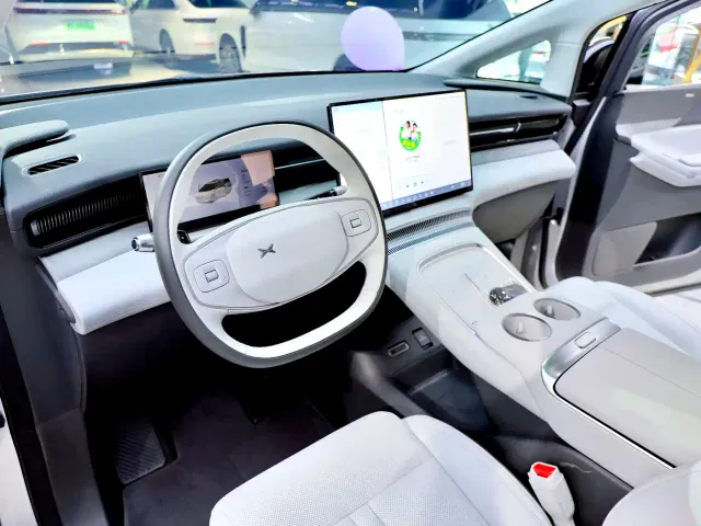 Xpeng X9 — Фото автомобиля 9