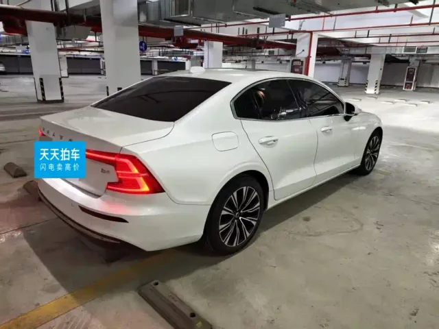 Volvo S60 — Фото автомобиля 2