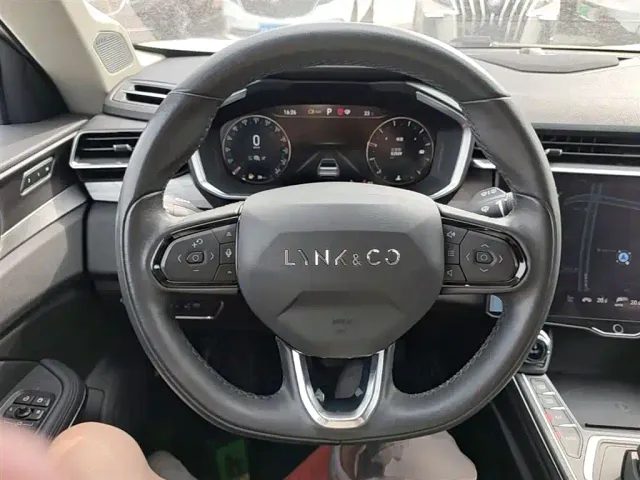 Lynk & Co 01 — Фото автомобиля 10