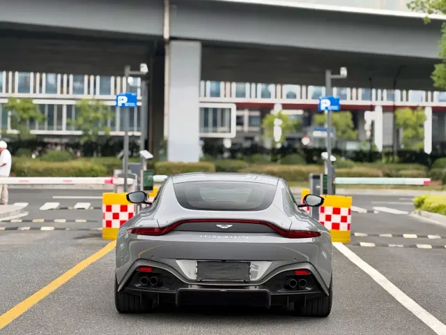 Aston Martin V8 Vantage — Фото автомобиля 8