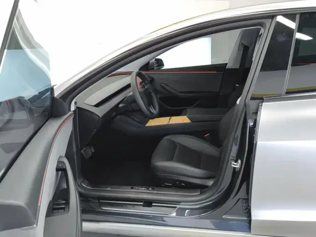 Tesla Model 3 — Фото автомобиля 9