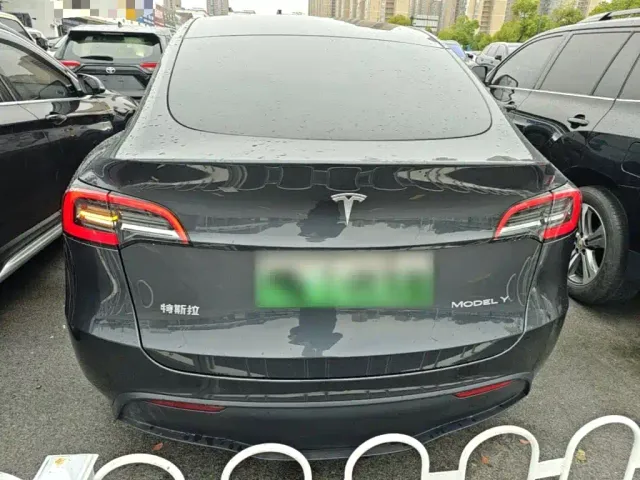 Tesla Model Y — Фото автомобиля 5