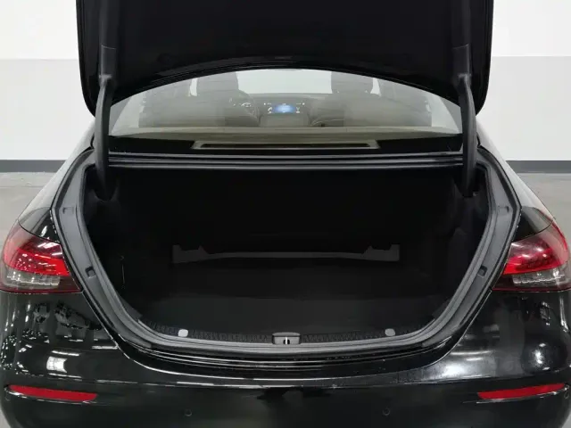 Mercedes-Benz E-Class — Фото автомобиля 16