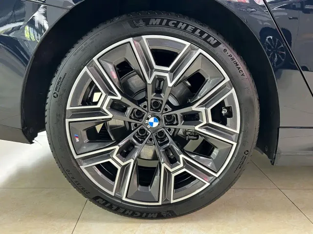 BMW 5 Series — Фото автомобиля 30
