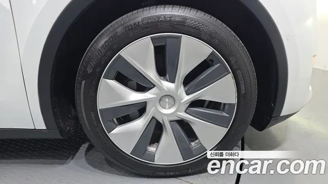 Tesla Model Y — Фото автомобиля 18