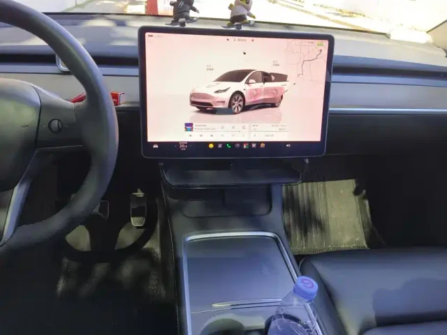 Tesla Model Y — Фото автомобиля 13