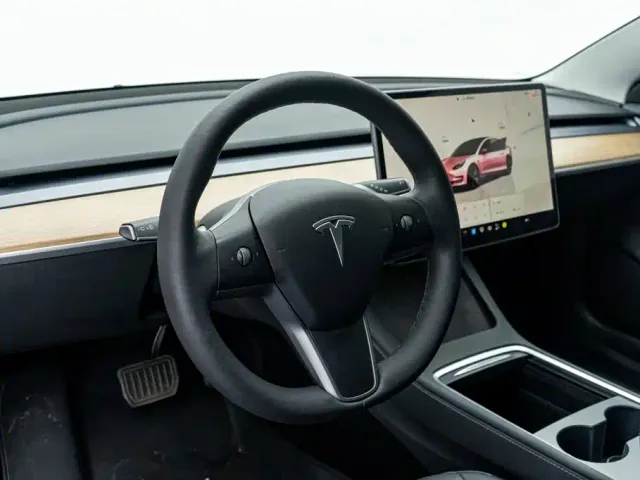Tesla Model 3 — Фото автомобиля 21