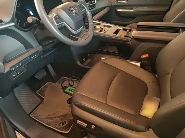 Toyota Sienna — Фото автомобиля 14