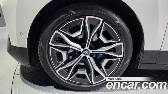 BMW iX — Фото автомобиля 5