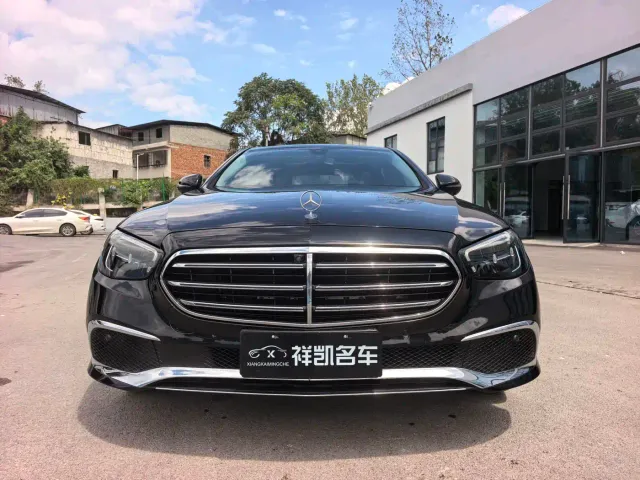 Mercedes-Benz E-Class — Фото автомобиля 3