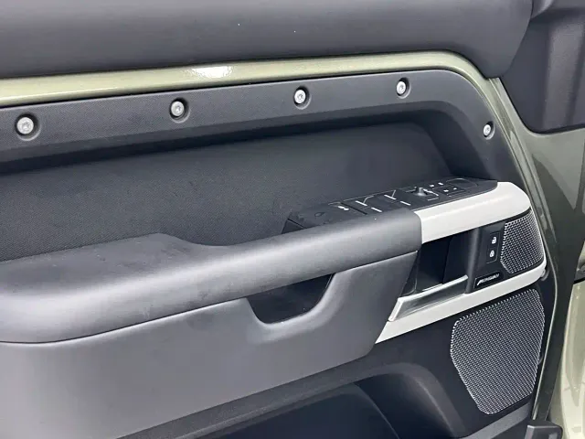 Land Rover Defender — Фото автомобиля 10