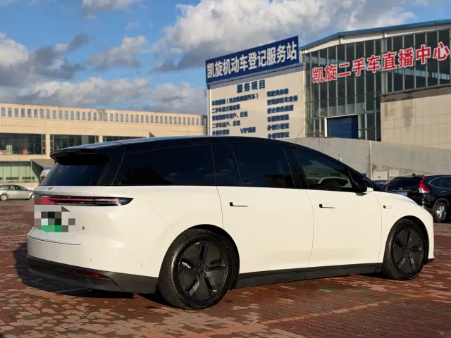 Li Auto i8 — Фото автомобиля 5