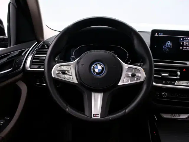 BMW iX3 — Фото автомобиля 7