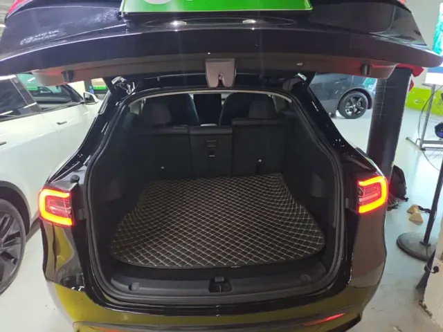Tesla Model Y — Фото автомобиля 18