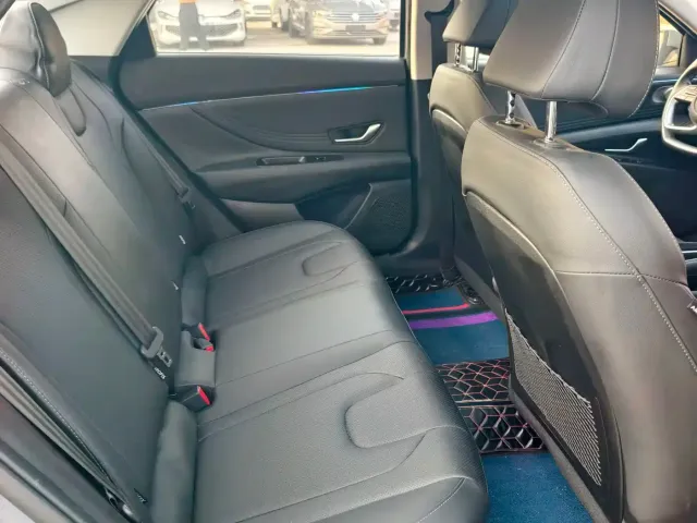 Hyundai Elantra 2022 1.5L CVT LUX Premium Edition — Фото автомобиля 9