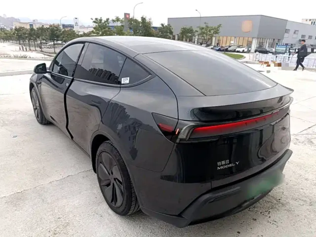 Tesla Model Y — Фото автомобиля 4