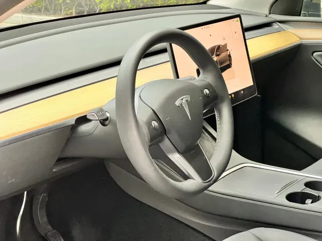 Tesla Model Y — Фото автомобиля 5