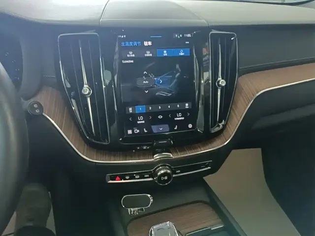 Volvo XC60 — Фото автомобиля 12