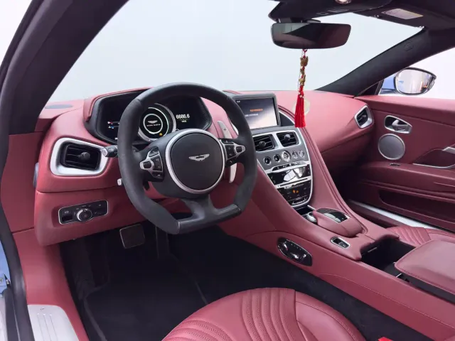 Aston Martin DB11 — Фото автомобиля 17