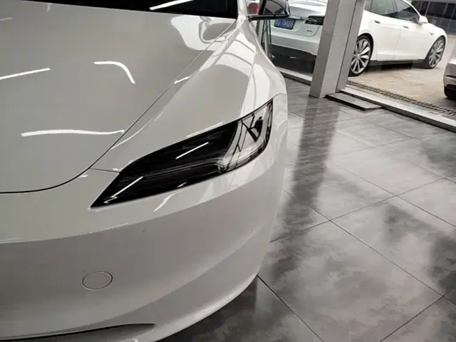 Tesla Model 3 — Фото автомобиля 23
